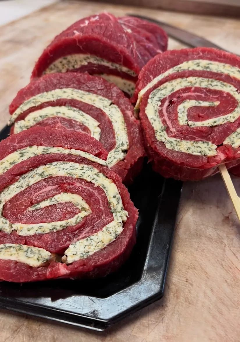 Rôti de bœuf farci au beurre d'herbes (fait maison)