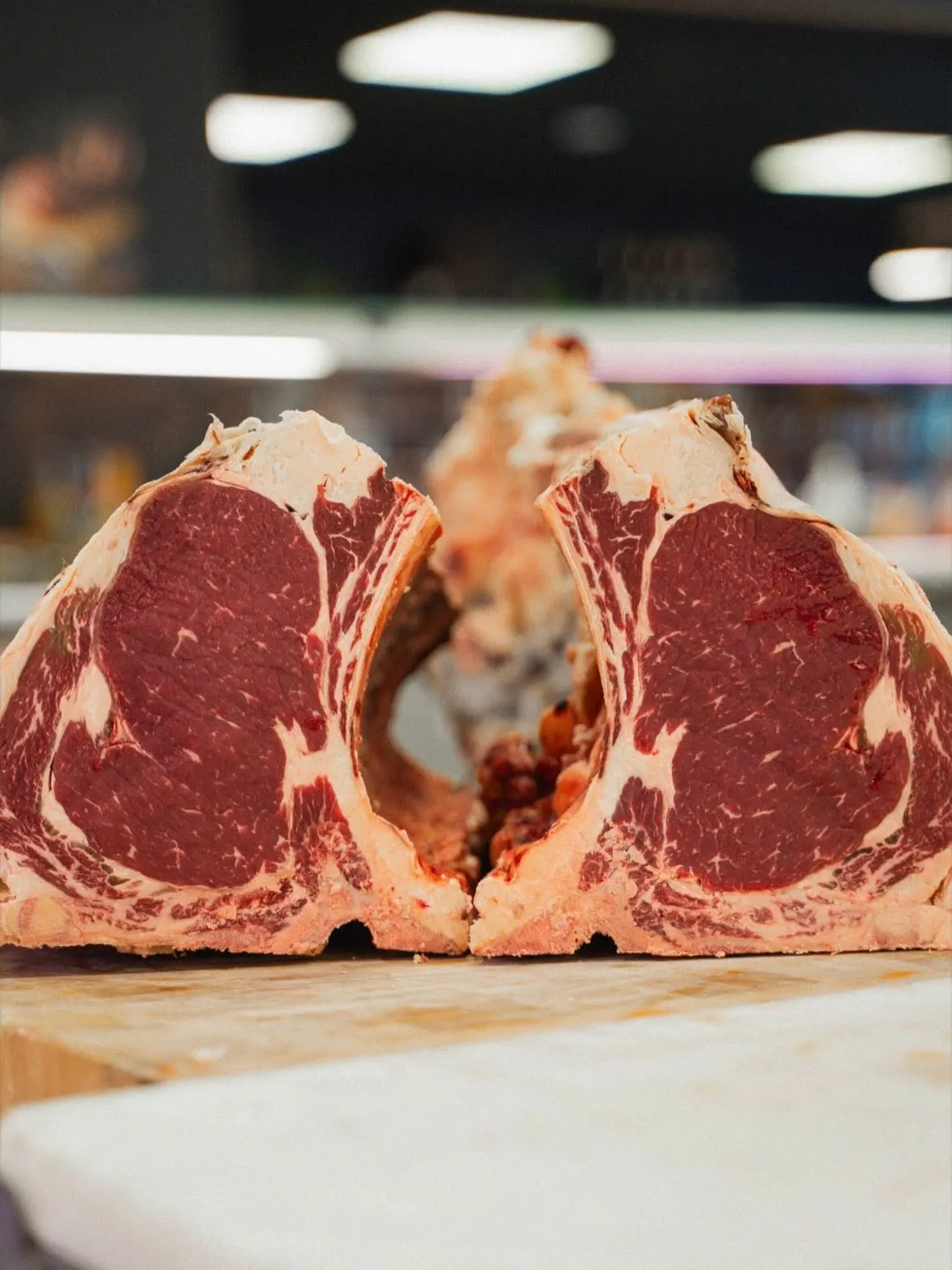 Côte de bœuf maturée au persillé d'exception, travaillée par notre Maître Artisan Boucher