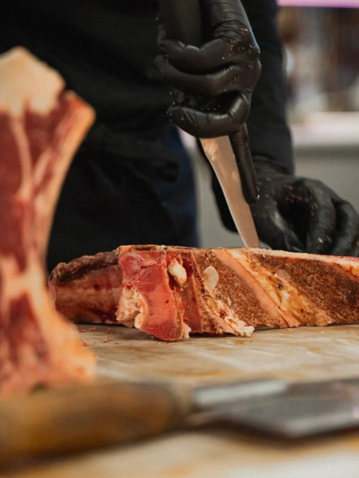 Découpe d'une côte de bœuf maturée par notre Maître Artisan Boucher